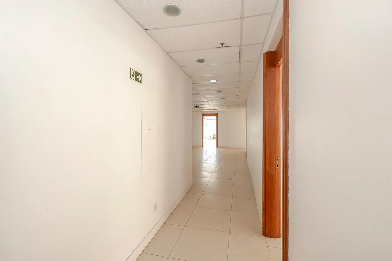 Imagem Conjunto Comercial, meio andar inteiro com várias salas e salão!