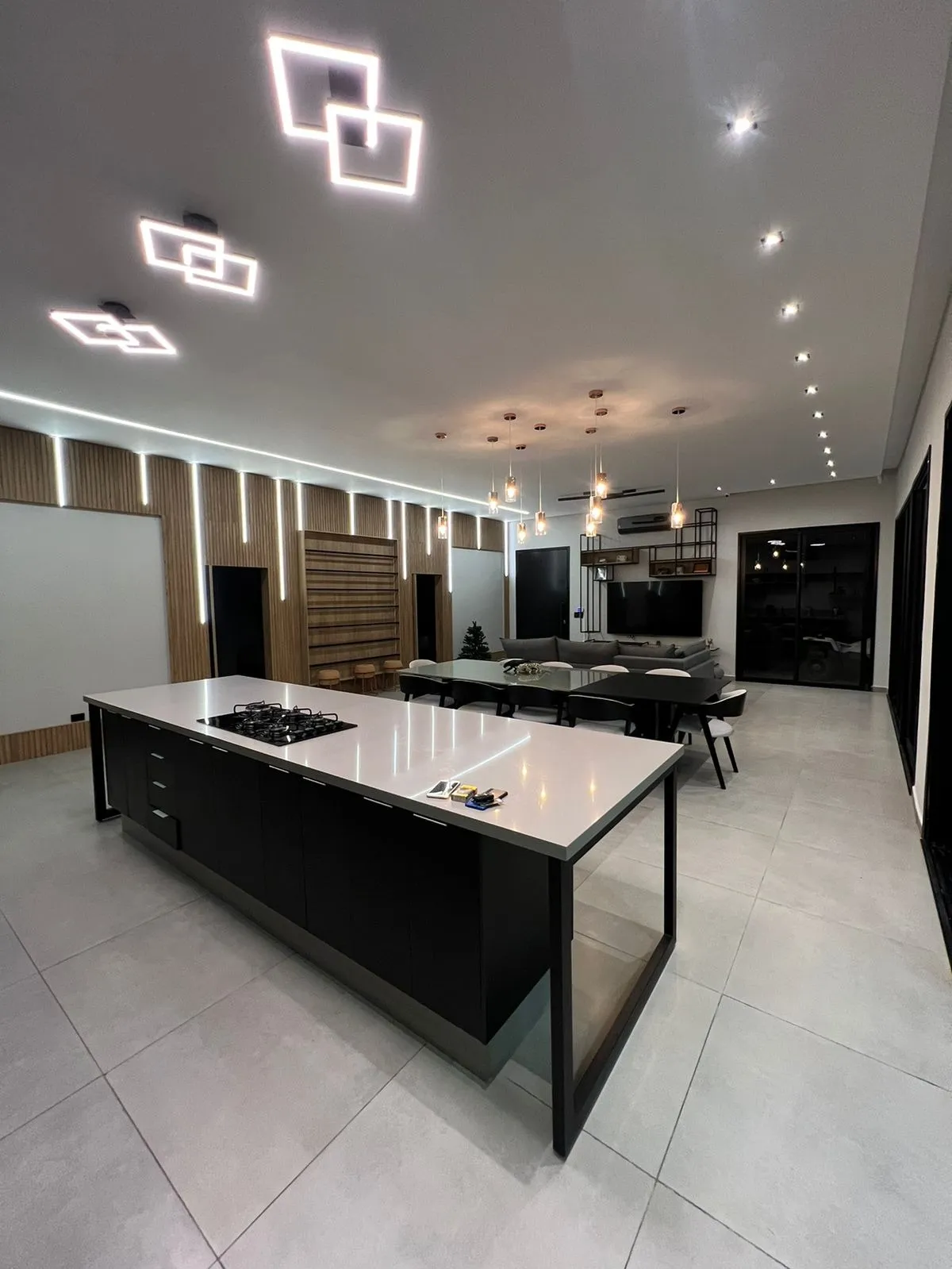 Imagem Luxuosa Casa de 700m² em Santa Isabel - Beira da Água com 6 Suítes