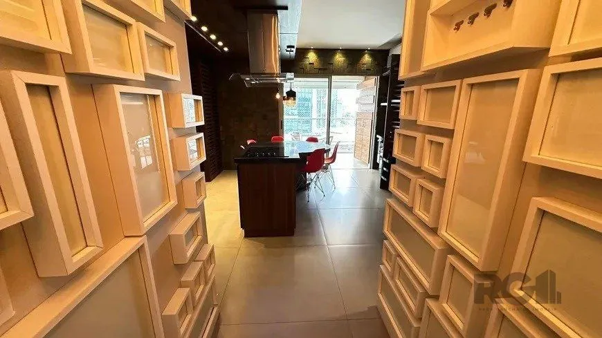 Imagem Apartamento 2 dormitórios, sendo 1 suíte, 77 m² de área privativa e 2 vaga(s) de garagem. Localizado na Rua Mario Antunes da Cunha, no bairro Petrópolis em Porto Alegre.