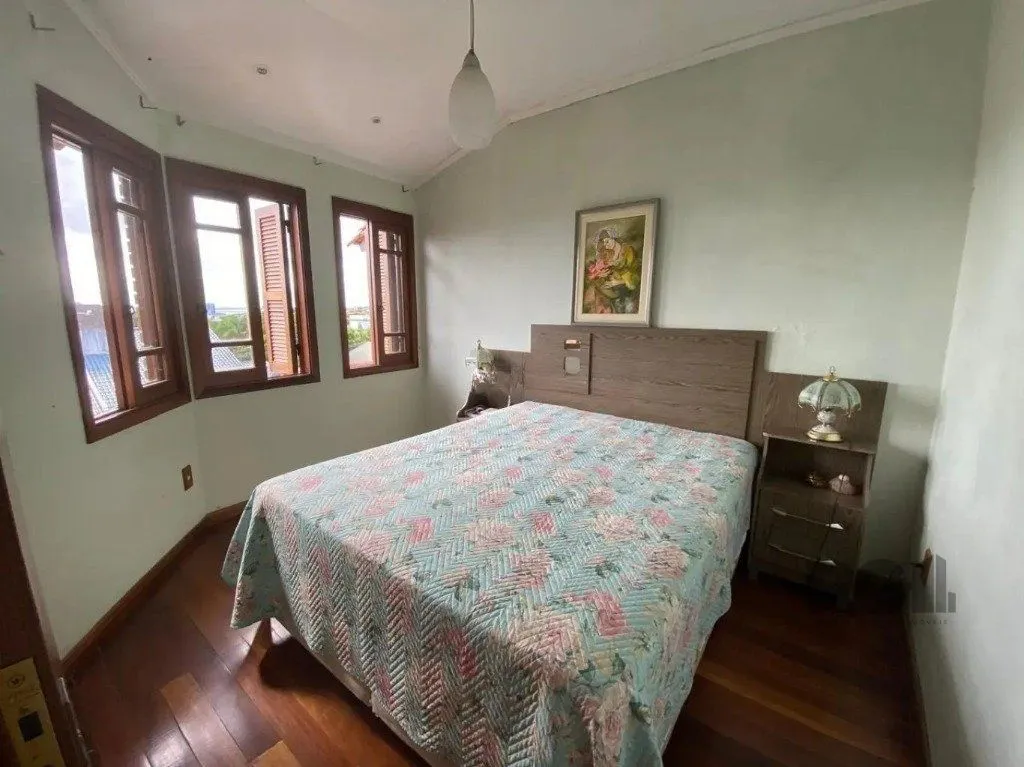 Imagem Casa com 4 dormitórios no bairro nonoai