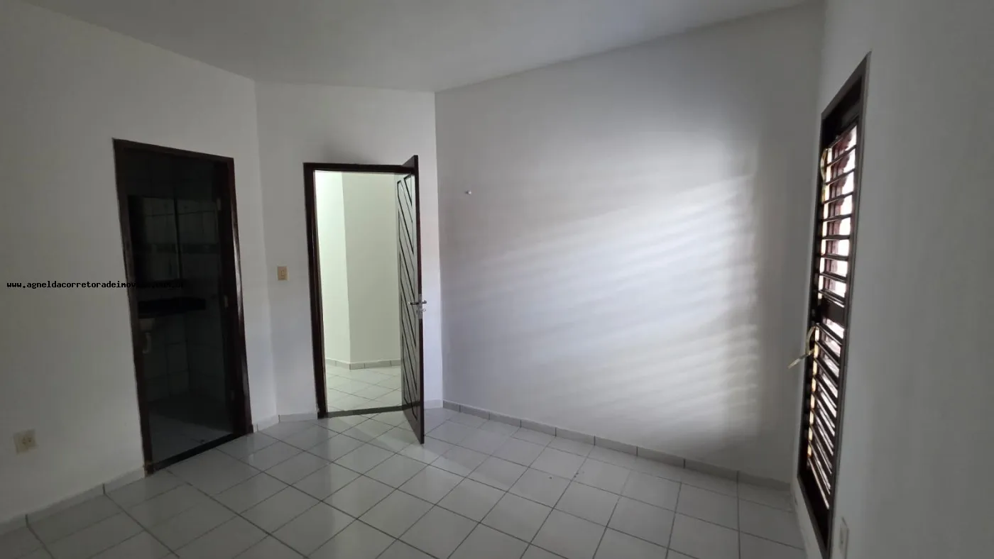 Imagem Casa para Venda em Parnamirim, Emaús, 3 dormitórios, 1 suíte, 2 banheiros, 2 vagas