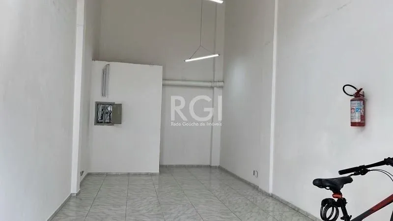 Imagem MÁFFER IMÓVEIS ALUGA LOJA COMERCIAL COM 35M² PRIVATIVOS EM REGIÃO COM GRANDE FLUXO DE PEDESTRES E VEÍCULOS
