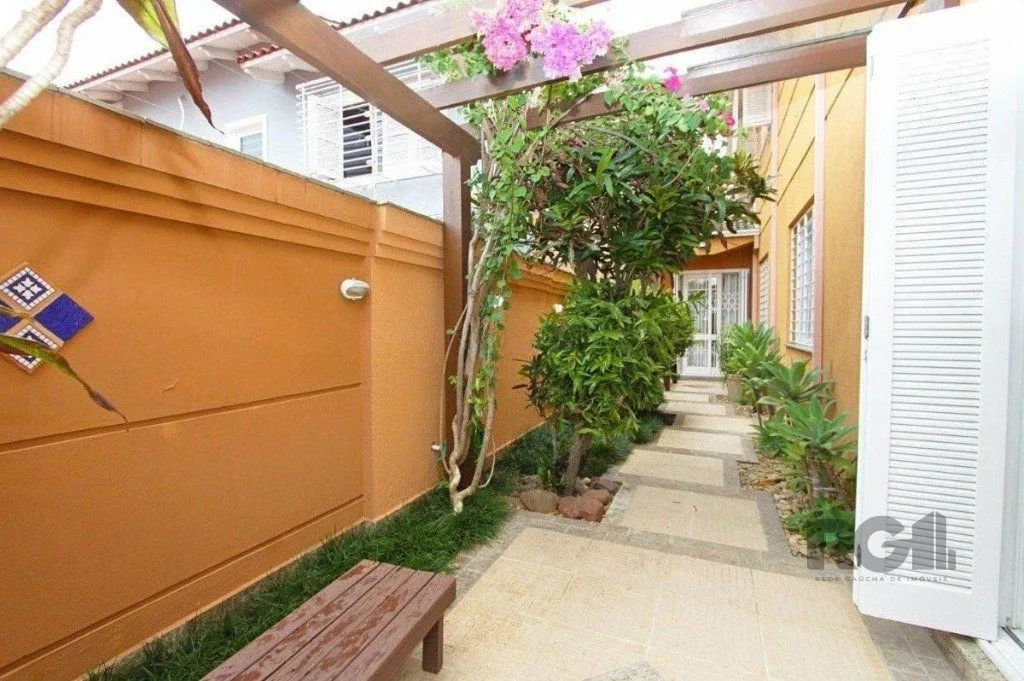 Imagem Excelente casa de 330m² com 3 dormitórios, piscina e 3 vagas.