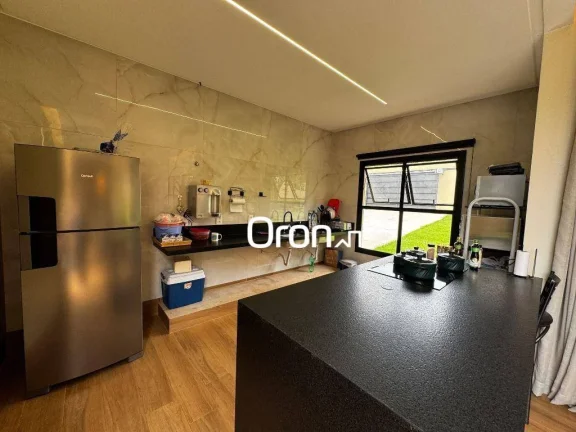 Imagem Casa com 3 dormitórios à venda, 213 m² por R$ 1.690.000,00 - Condomínio Parque dos Cisnes - Goiânia/GO
