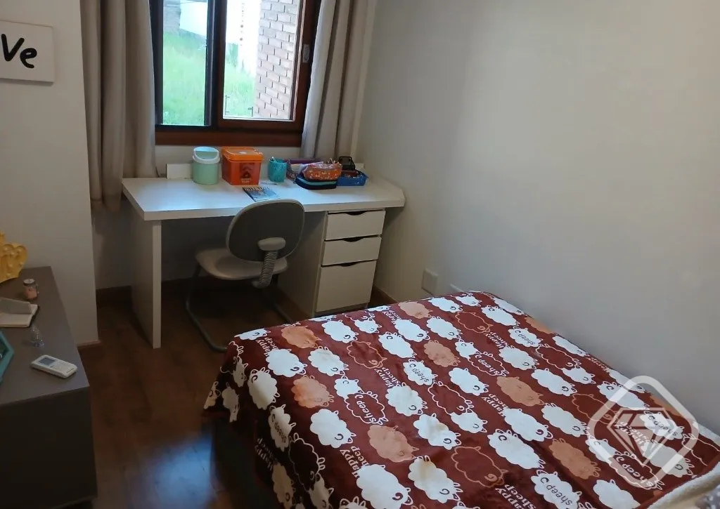 Imagem Casa com vista privilegiada em rua sem saída, tranquila e silenciosa.

Esta residência combina amp...