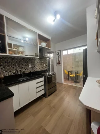Imagem Linda casa em condomínio à venda em Lauro de Freitas-BA, Buraquinho: 4 quartos, 3 suítes, 2 salas, 1 banheiro, 2 vagas, 142m².