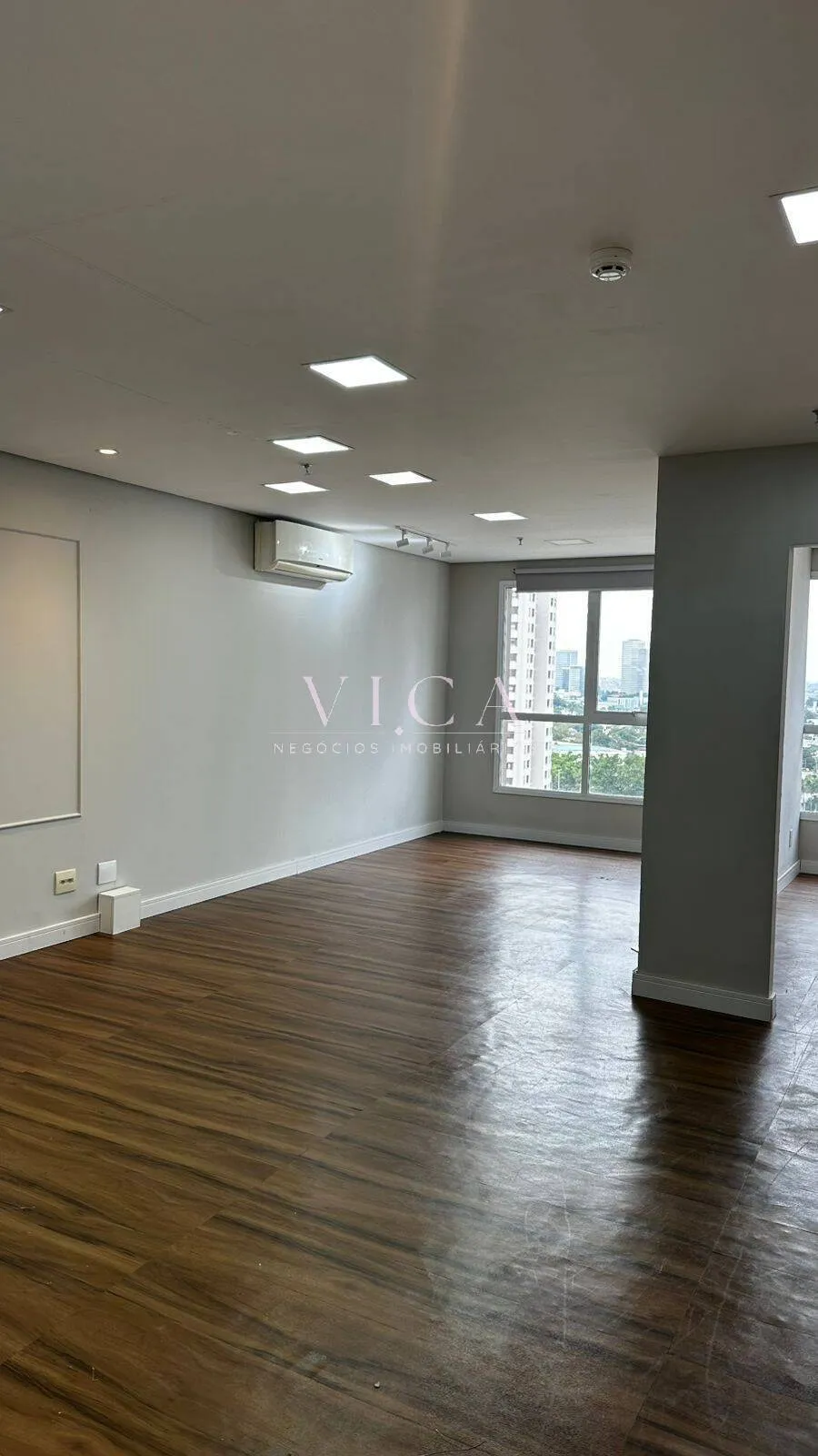 Foto do imóvel Sala Com 55m² para aluguel por R$ 4.000,00 - Alphaville/SP