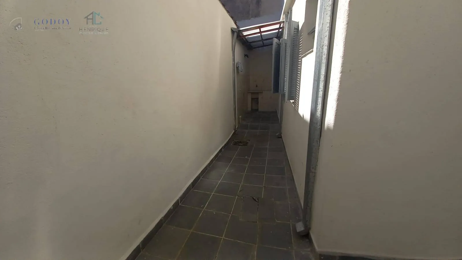 Imagem Excelente Investimento com 3 Casas no Mesmo Terreno