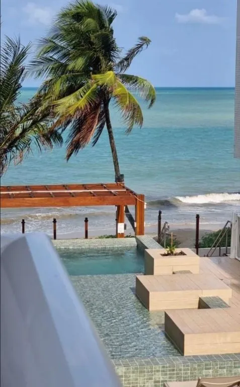 Imagem Flat pé na areia no Bessa com varanda gourmet, mobiliado, lazer completo e excelente potencial para moradia ou investimento.