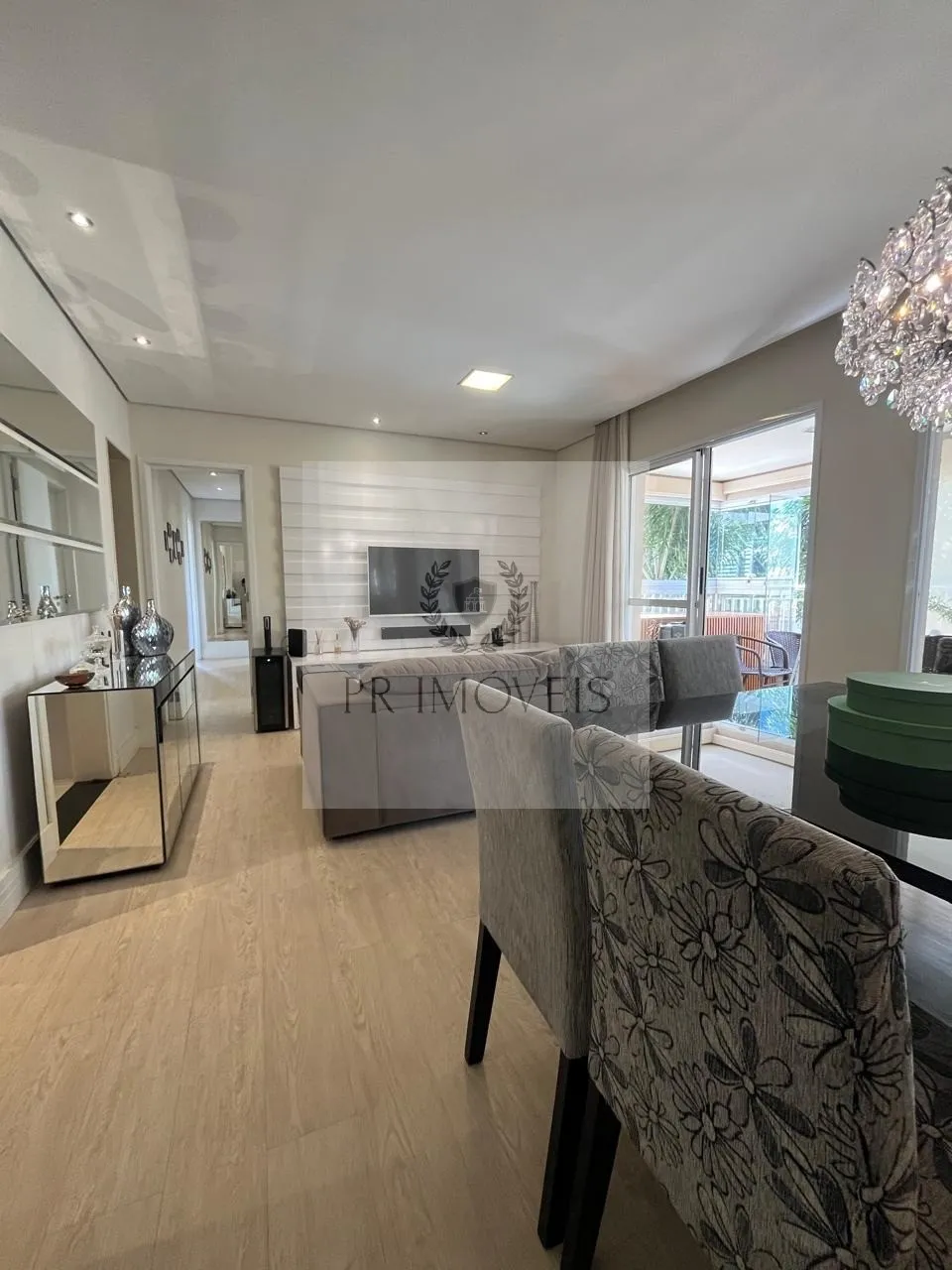 Foto do imóvel Apartamento à venda no Centro de Araraquara-SP: 3 quartos, 1 suíte, 2 salas, 3 banheiros, 2 vagas de garagem, 102,59 m². Venha conferir!