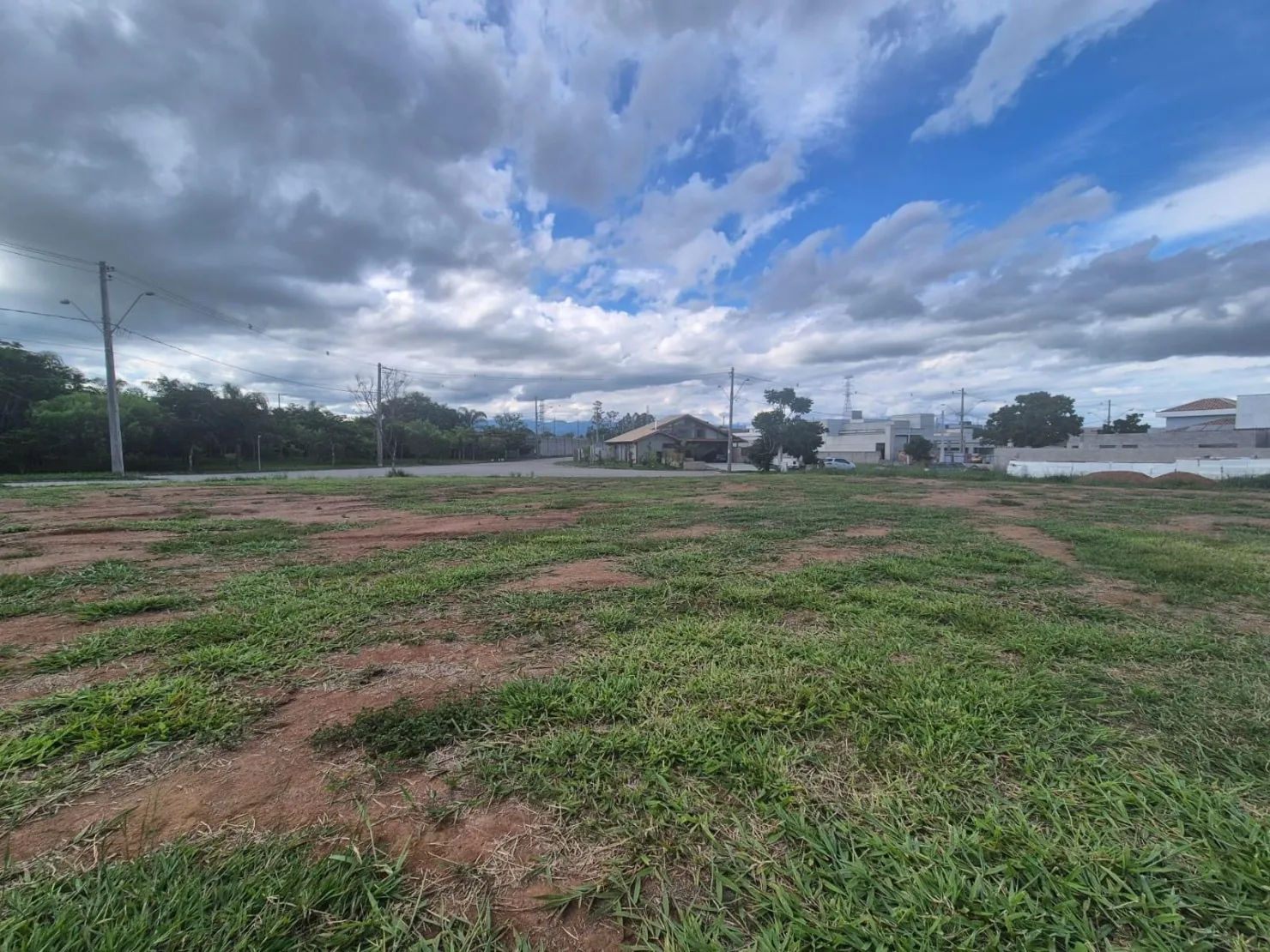 Imagem Terreno de Esquina no Condomínio Colonial Village 2, com 865m² em Localização Central e Imponente!