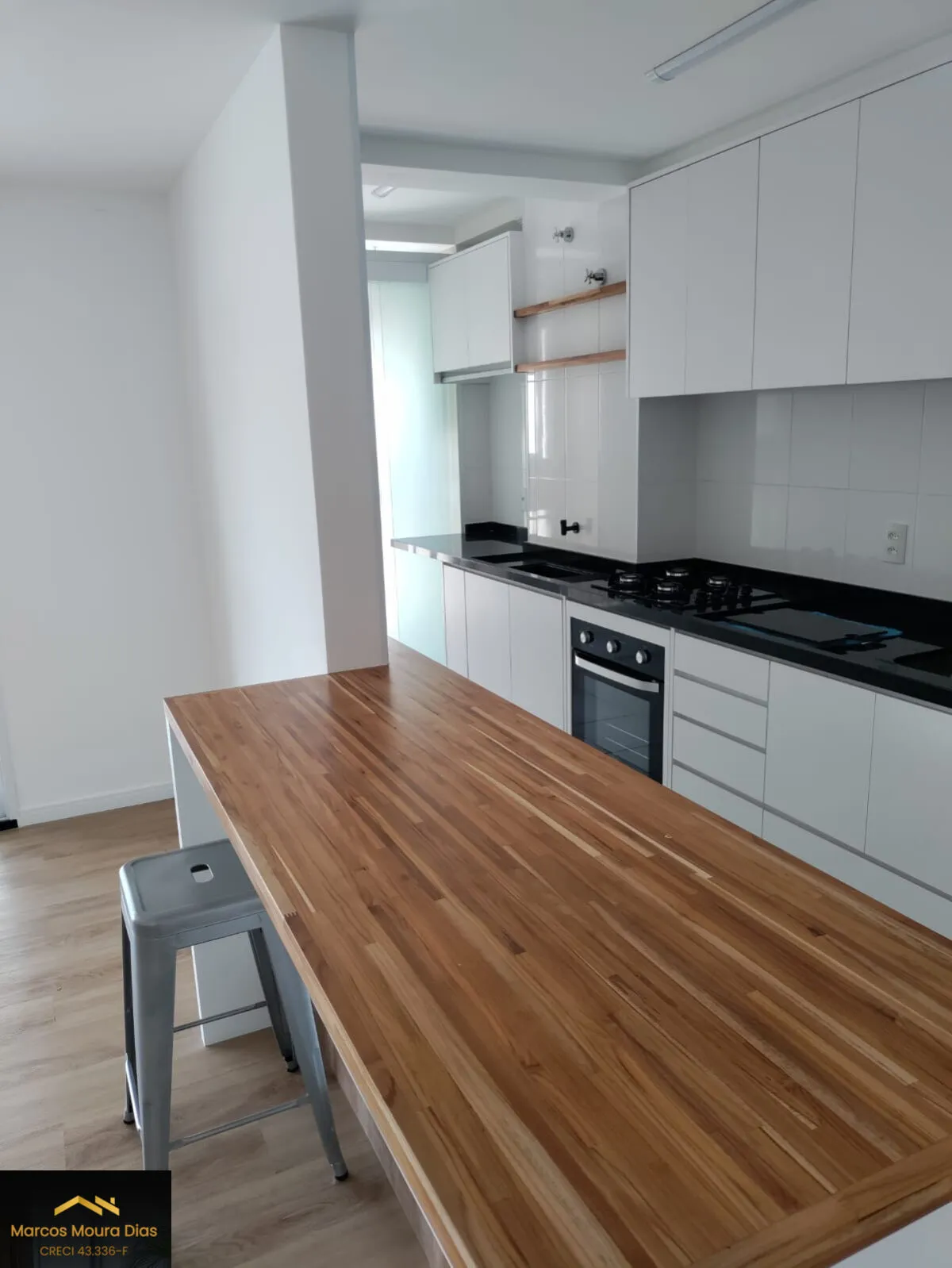 Imagem Apartamento à venda 86 m2, 2 dormitórios sendo 1 suíte, 2 vagas, churrasqueira na varanda, lavabo. Edifício com Lazer e Portaria 24 hs