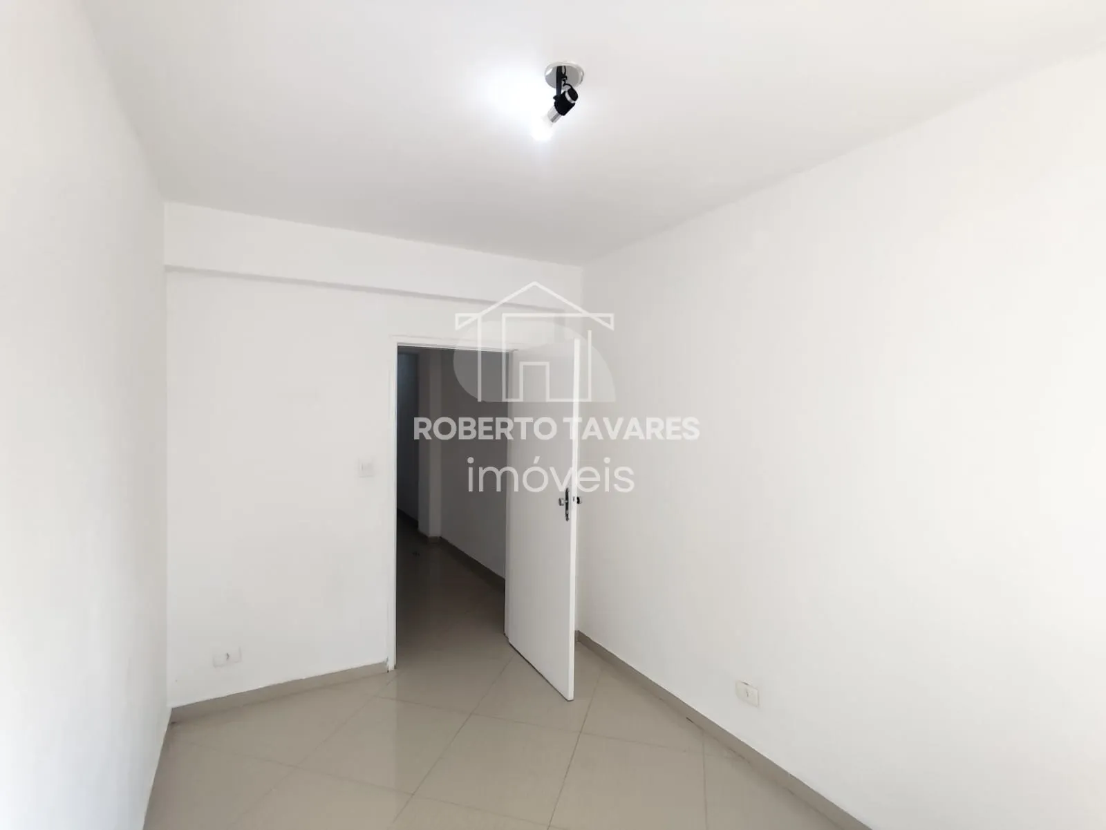 Imagem Apartamento de 64m² com 2 dormitórios, 2 banheiros, sem suíte, localizado no último andar do edifício. Cozinha americana integrada à sala.