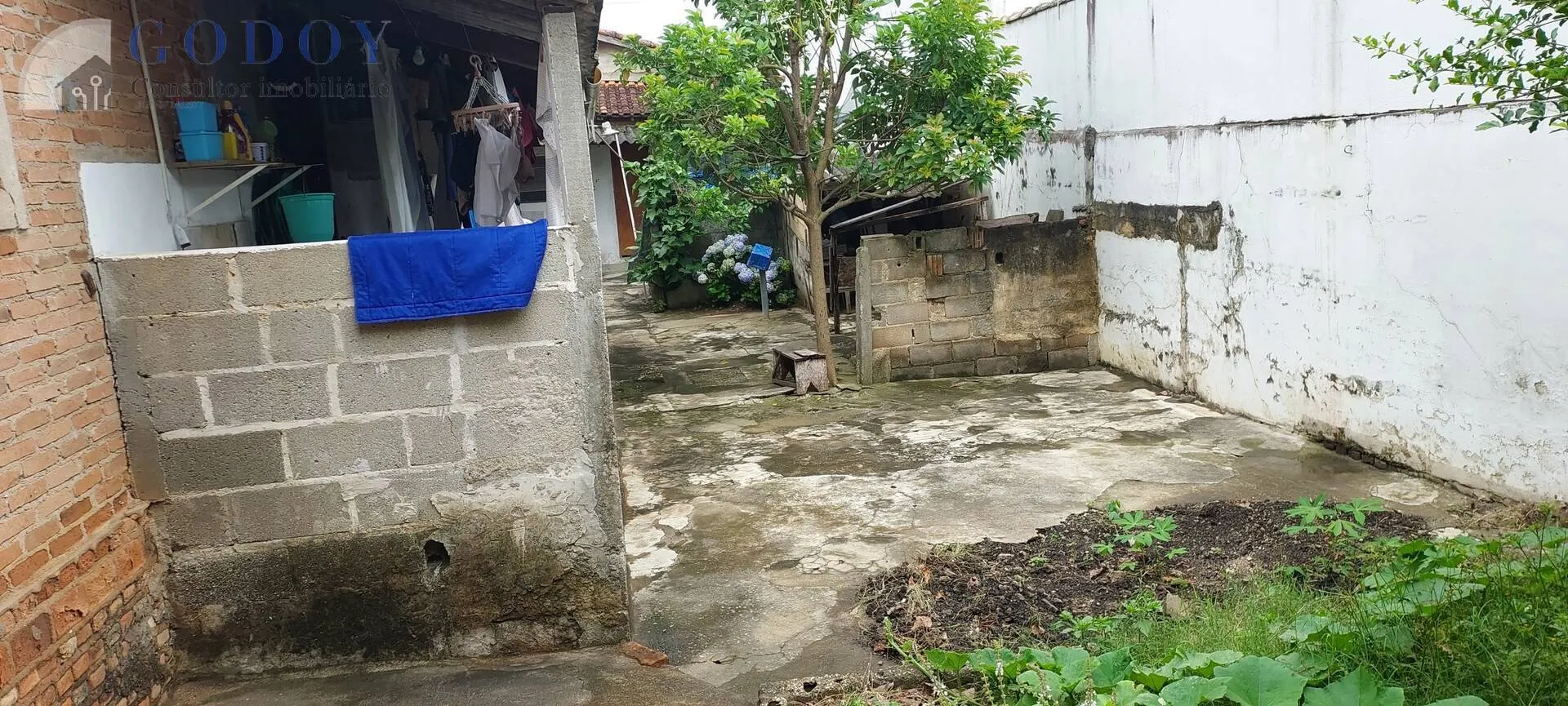 Imagem Casa Próxima ao Centro com casa de fundo