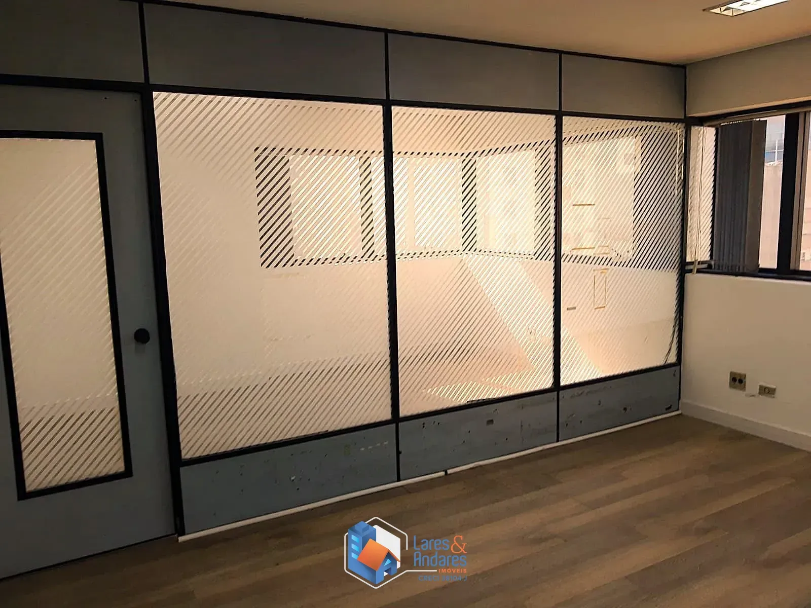 Imagem SALA À VENDA COM 47 M², NO 13º ANDAR, C/2 WC E 1 VG C/ MANOBRISTA - PERDIZES - SP