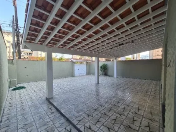 Imagem Casa à venda no Centro de Ubatuba-SP: 4 quartos, 2 suítes, 1 sala, 3 banheiros, 3 vagas de garagem - 210m² de área.