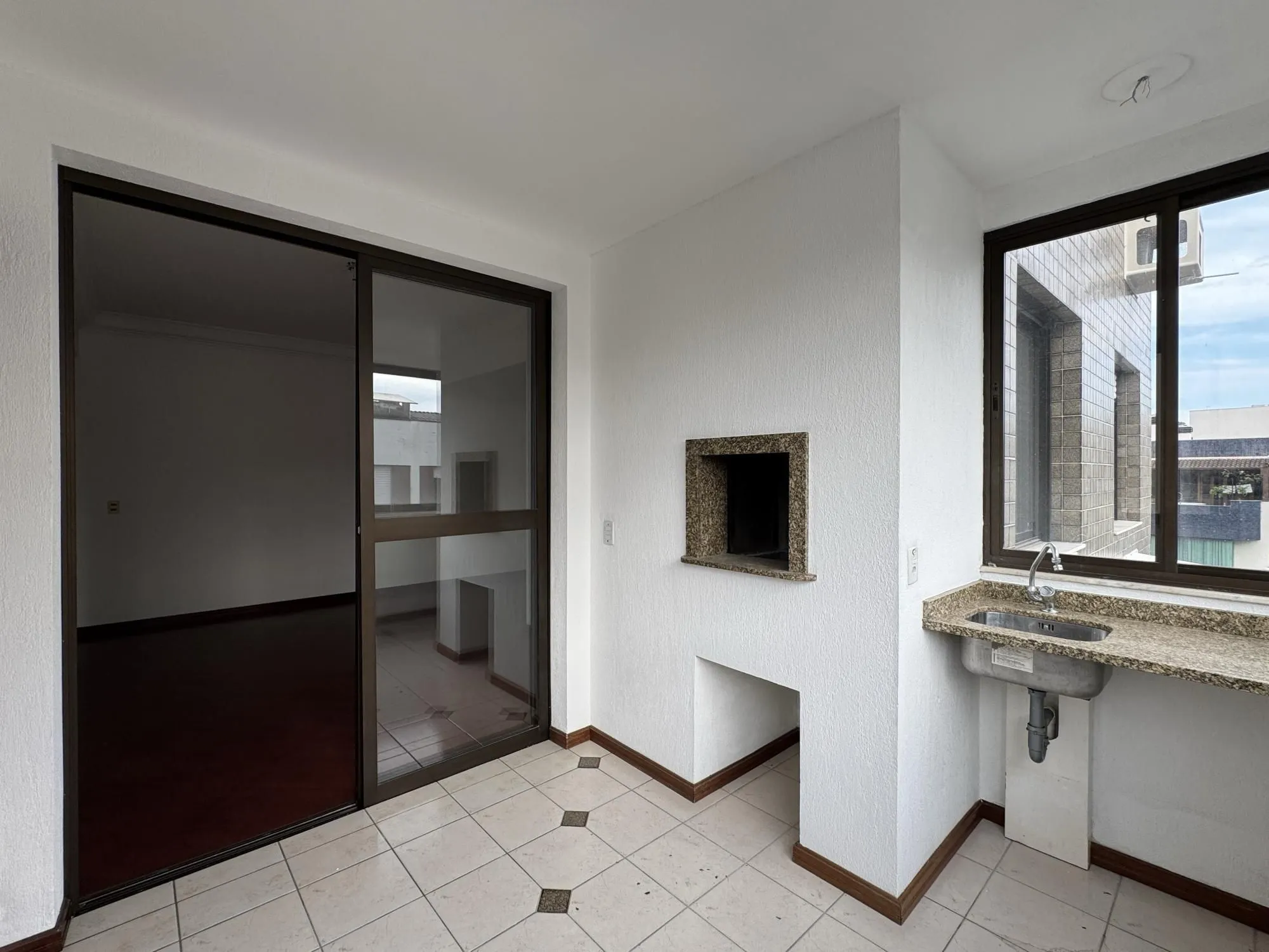 Imagem Apartamento 3 dormitórios com sacada, suíte e vaga de garagem no Menino Deus