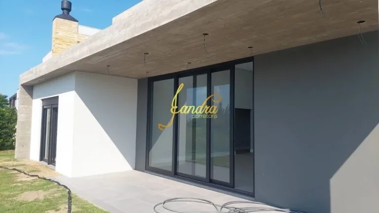 Imagem Casa térrea com 4 suítes e beira de lago