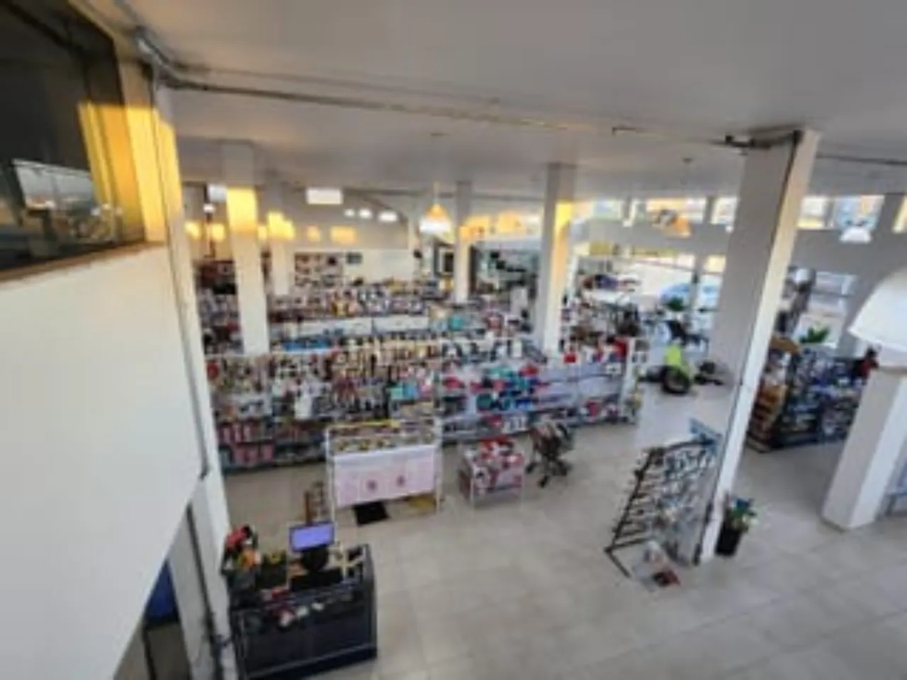Imagem Galpão Comercial de Alto Padrão na Vila Nova Sorocaba: 5 Salas, 5 Banheiros, 10 Vagas de Garagem, 1.327m². Venda ou Locação!