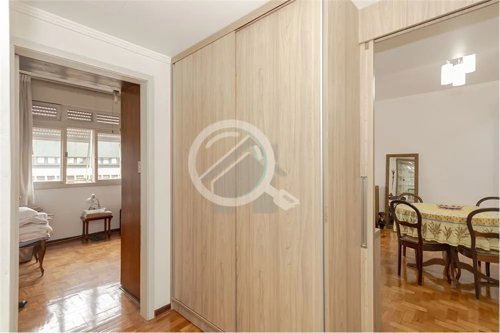 Imagem Apartamento à venda na Rua Sarmento Leite, no coração do Centro Histórico de Porto Alegre, em fr...