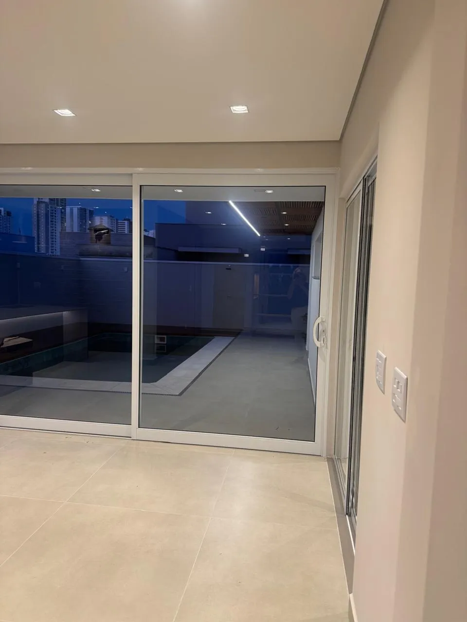 Imagem Sobrado de alto padrão à venda no Condomínio Mont Blanc, Sorocaba, com 3 suítes, piscina e 280 m²