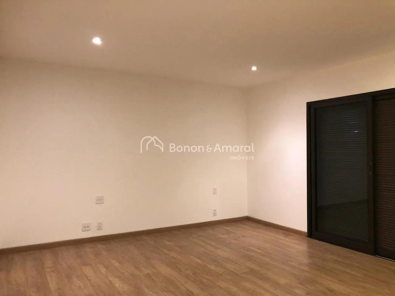 Imagem Apartamento à venda com 04 suítes, salas integradas, 03 vagas, 568 m² no Cambuí.