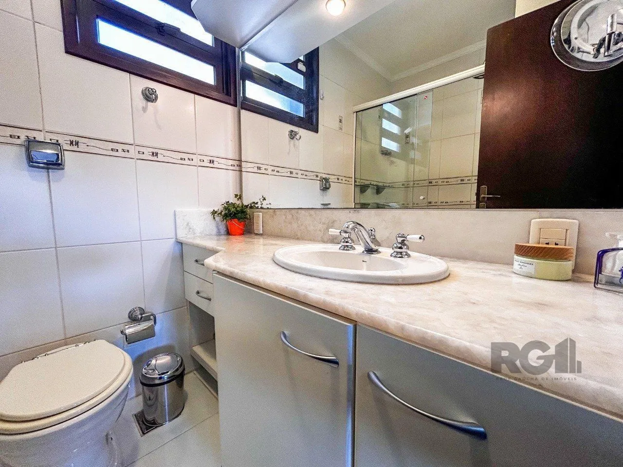 Imagem Casa 3 dormitórios, suíte, lareira, churrasqueira,, pátio, vaga garagem com 309 m² privativos.
