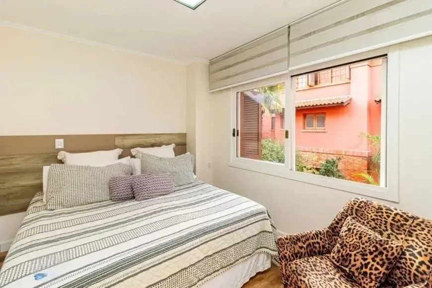 Imagem Casa com 214m², localizado no bairro Vila Jardim em Porto Alegre/RS.