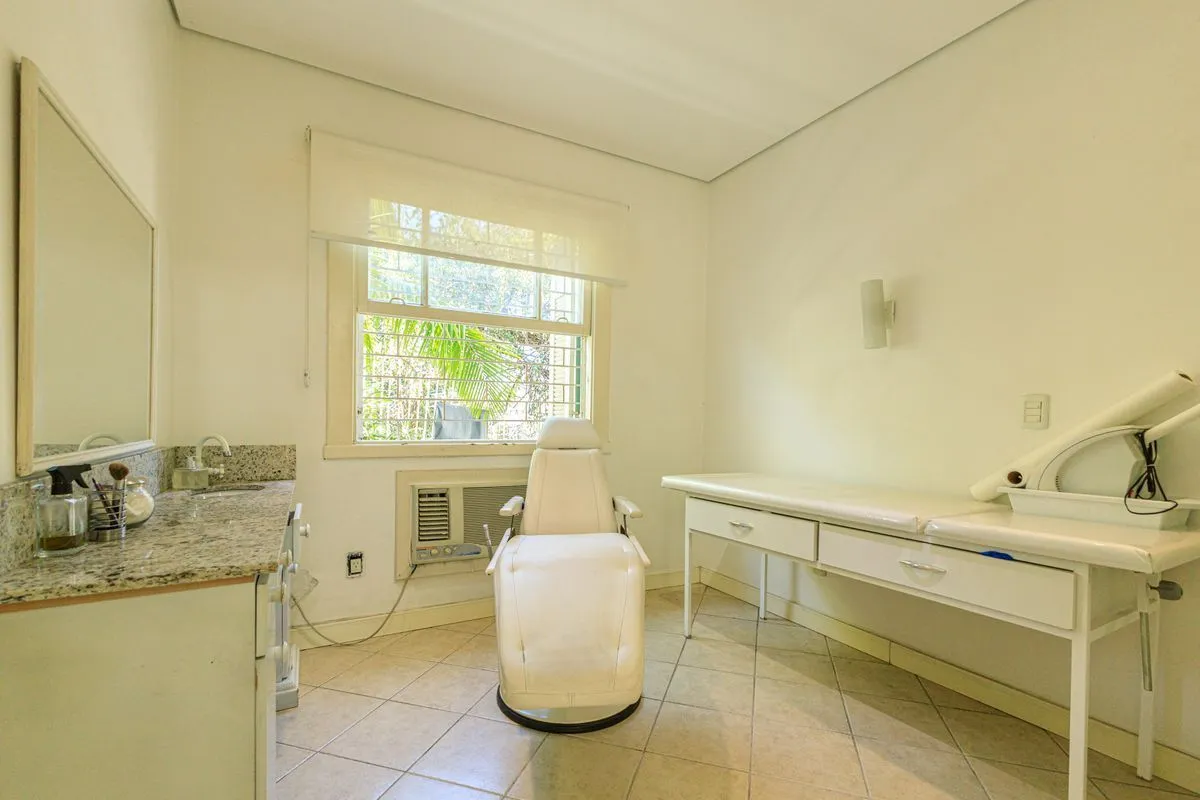 Imagem Casa 4 dormitórios Petrópolis