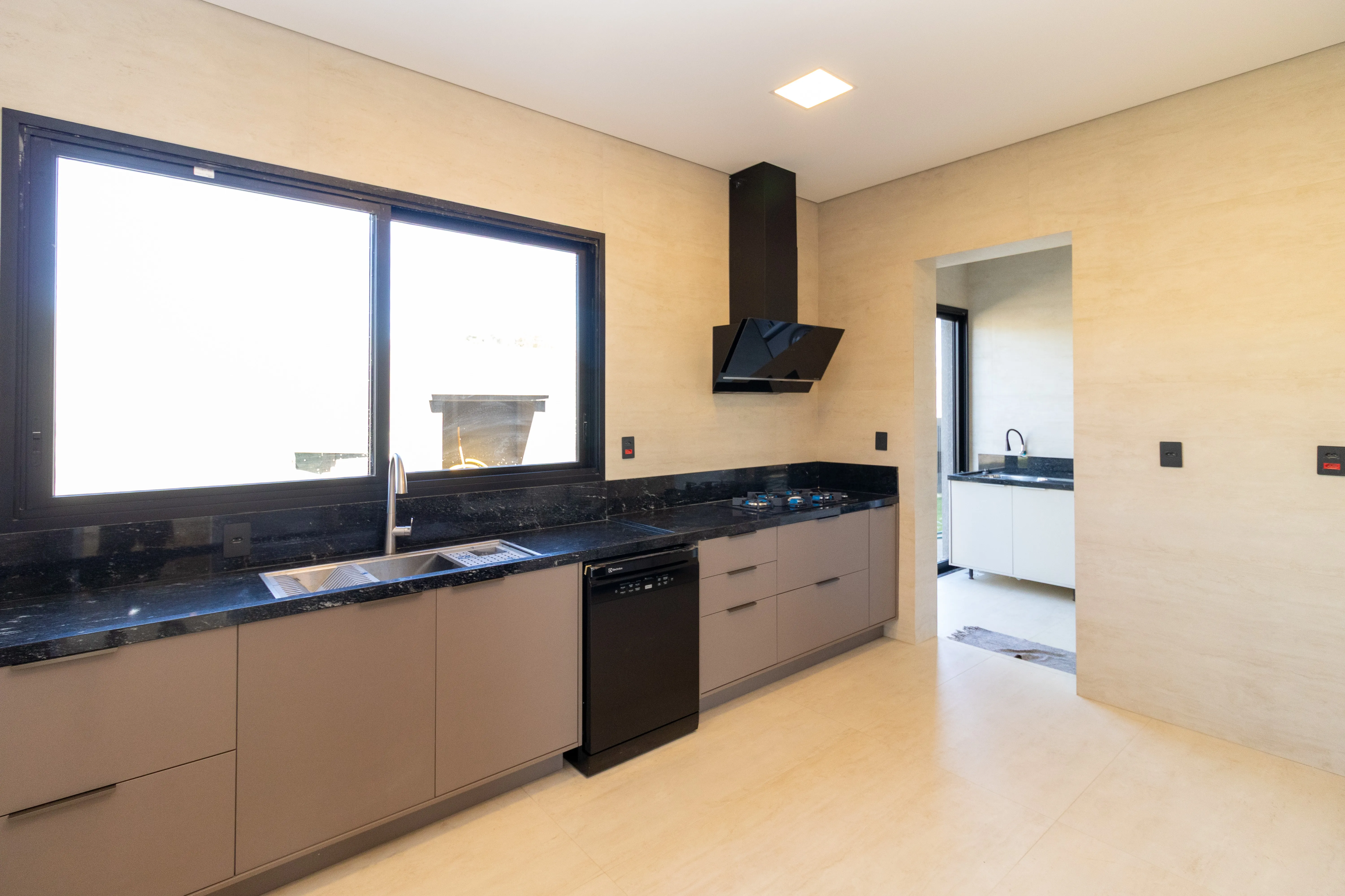 Imagem Condomínio Portofino | Reserva Ituparanga | 6 suítes | 720 m² | Piscina | Elevador | Sauna | Vista para a represa e campo de golfe.
