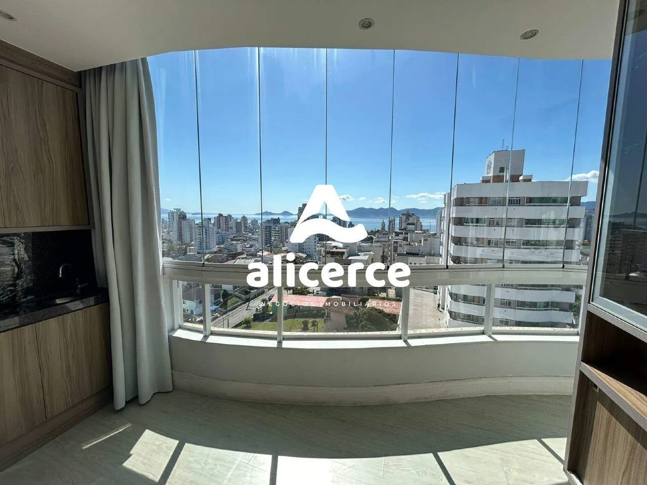 Imagem Apartamento Duplex à venda com 129m² l 3 quartos l 3 suítes l Vista Mar l Estreito - Florianópolis/SC