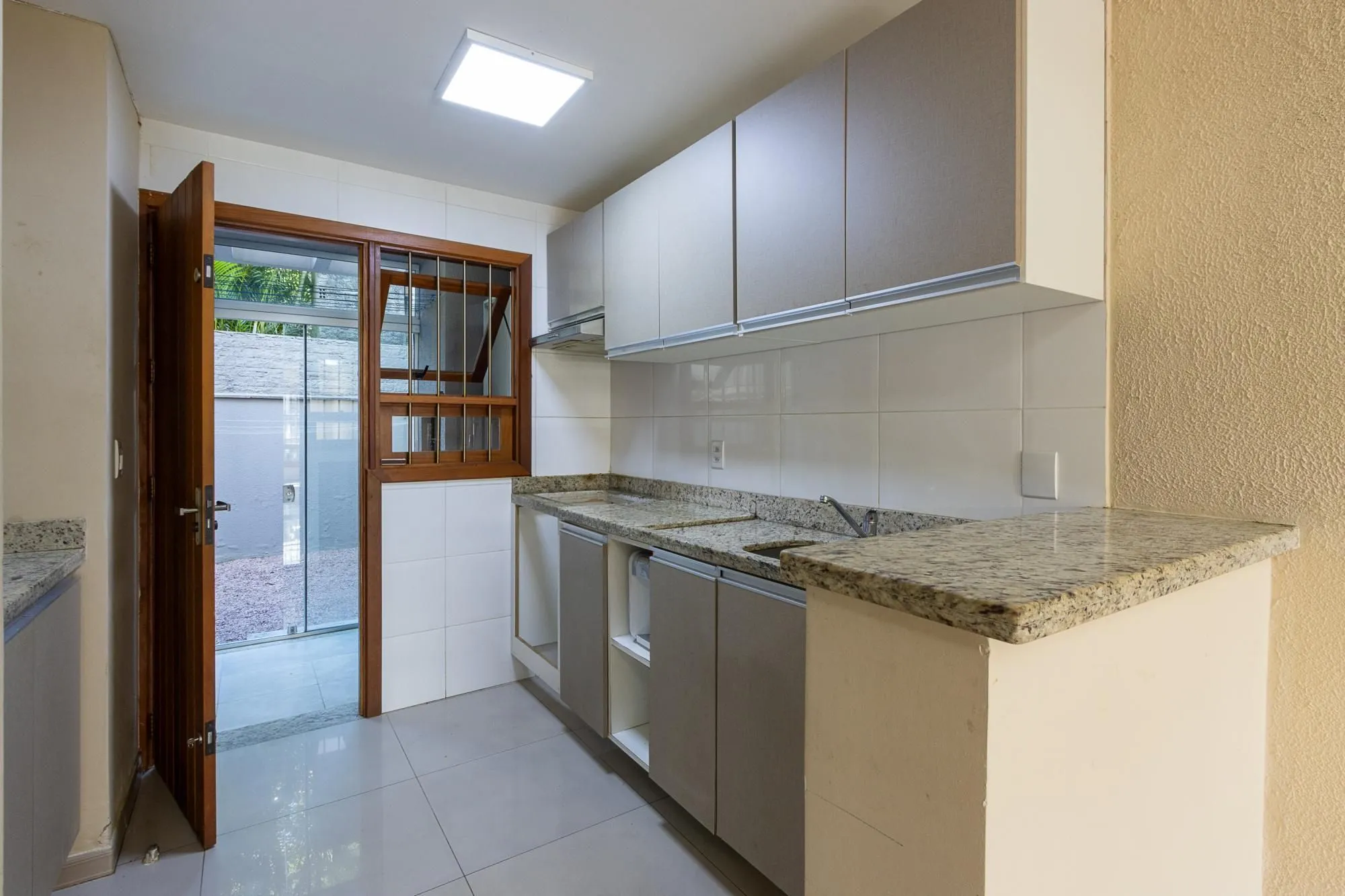 Imagem Casa para Venda - 135.78m², 3 dormitórios, sendo 3 suites, 1 vaga - Guarujá