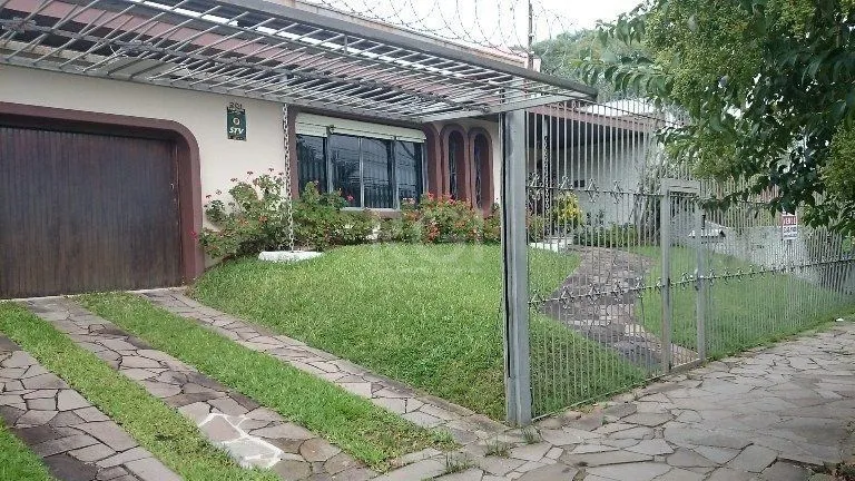 Imagem Casa com 4 dormitórios no Bairro Guarujá