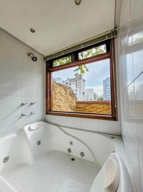 Imagem Apartamento 94m² - semi mobiliado, 2 dormitórios, 1 suíte, terraço e 2 vagas de garagem no Moinhos de Vento