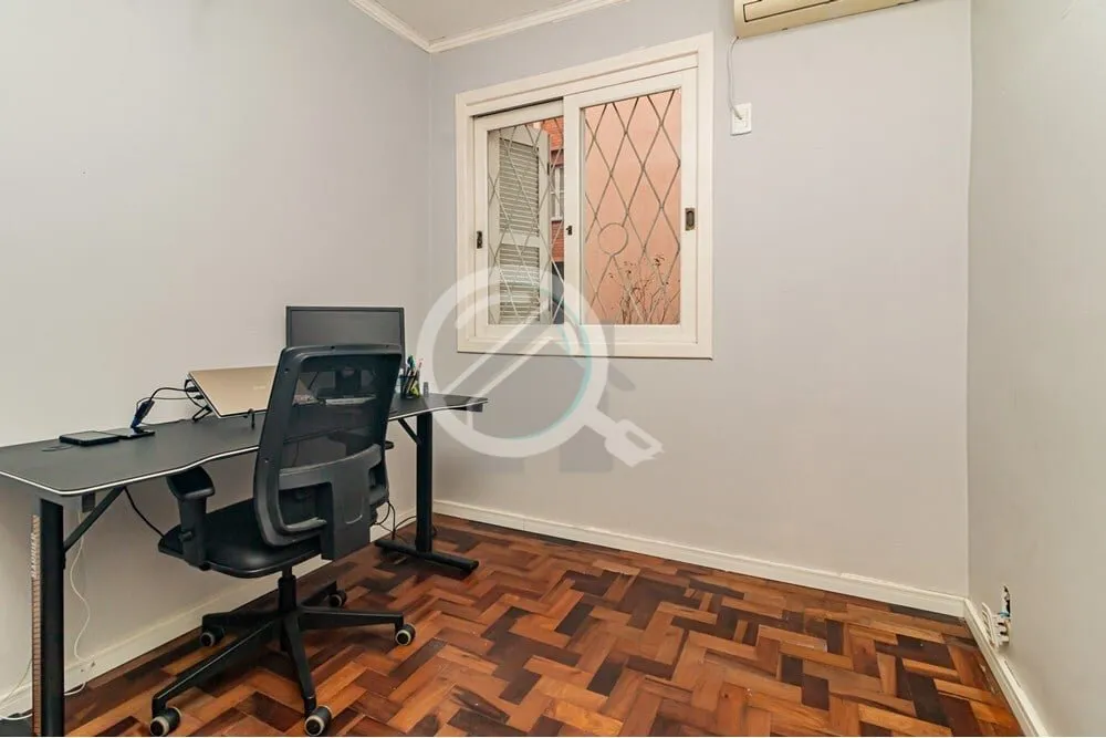 Imagem Descubra este encantador apartamento de 41m². Com dois dormitórios e piso de parquet, o imóvel of...