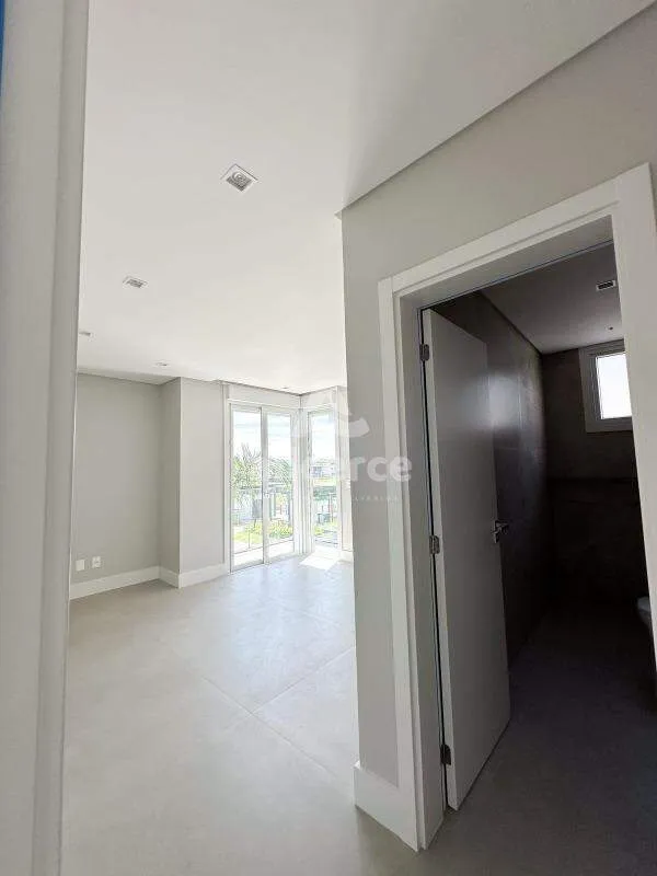 Imagem Casa Alto Padrão em Condomínio I 3 Dormitórios I 1 Suíte Master I Piscina - em Pedra Branca, Palhoça/SC