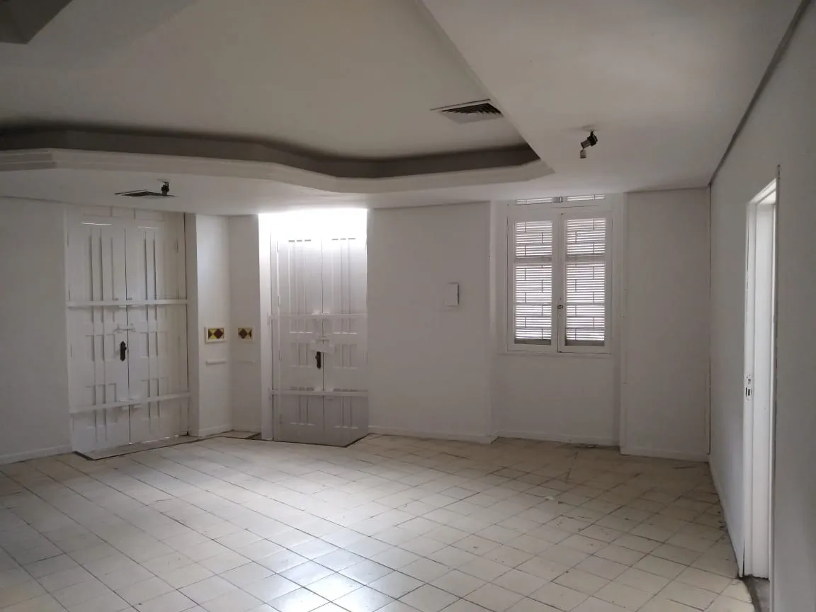 Imagem Prédio comercial bem localizado, composto por duas amplas lojas, cada uma com aproximadamente 200 m...