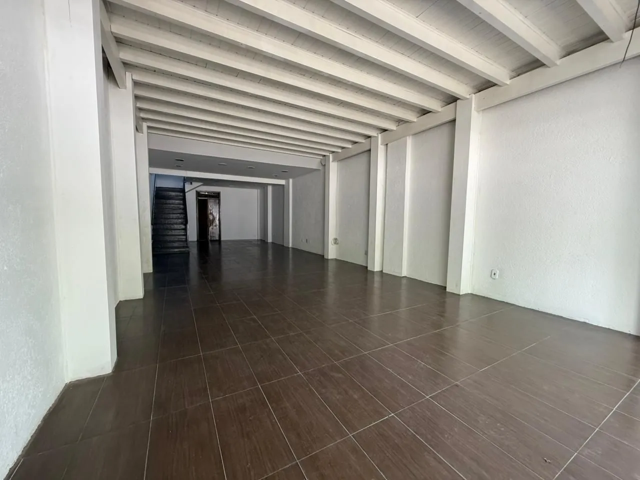 Imagem MÁFFER IMÓVEIS ALUGA LOJA COM SOBRELOJA NO BAIRRO AUXILIADORA Amplo imóvel localizado em ponto estratégico, com grande fluxo de veículos e pedestres, ideal para quem busca visibilidade e destaque comercial.