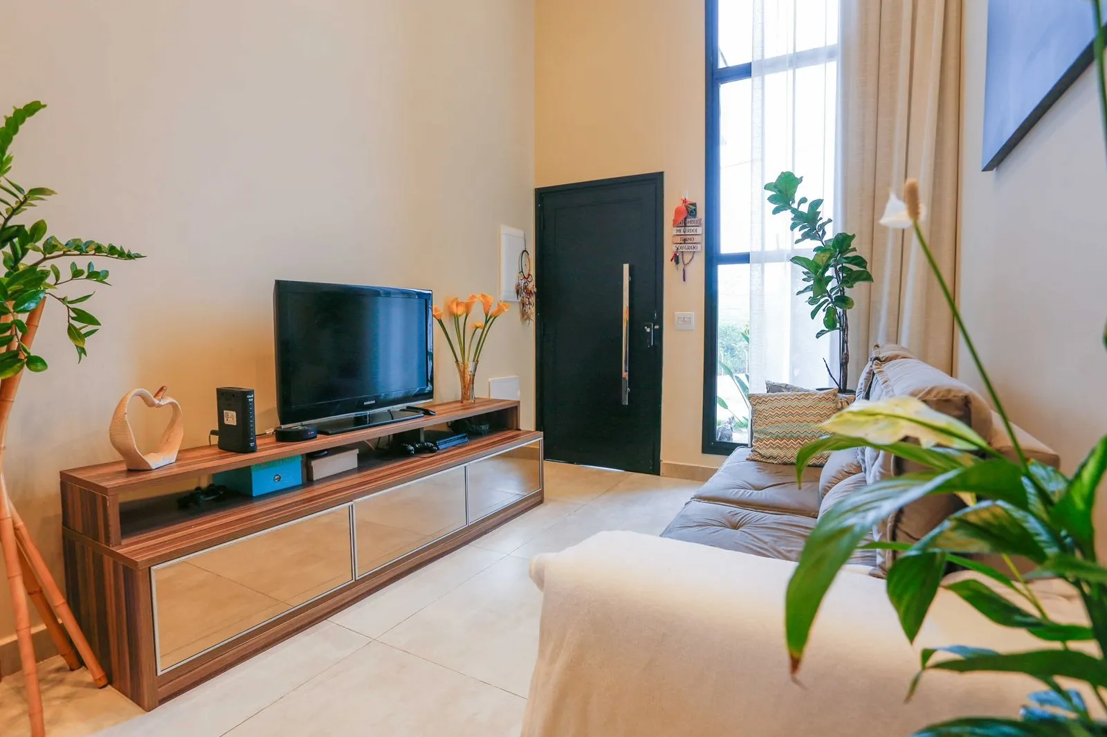 Imagem Casa em condomínio de luxo em Sorocaba-SP, Jardim Villagio Milano: 3 quartos, 3 suítes, 1 sala, 4 banheiros, 2 vagas, 132m². Venha conferir!