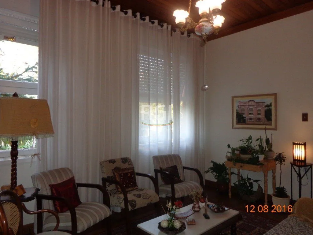 Imagem Casa para Venda - 240m², 6 dormitórios, 4 vagas - Teresópolis