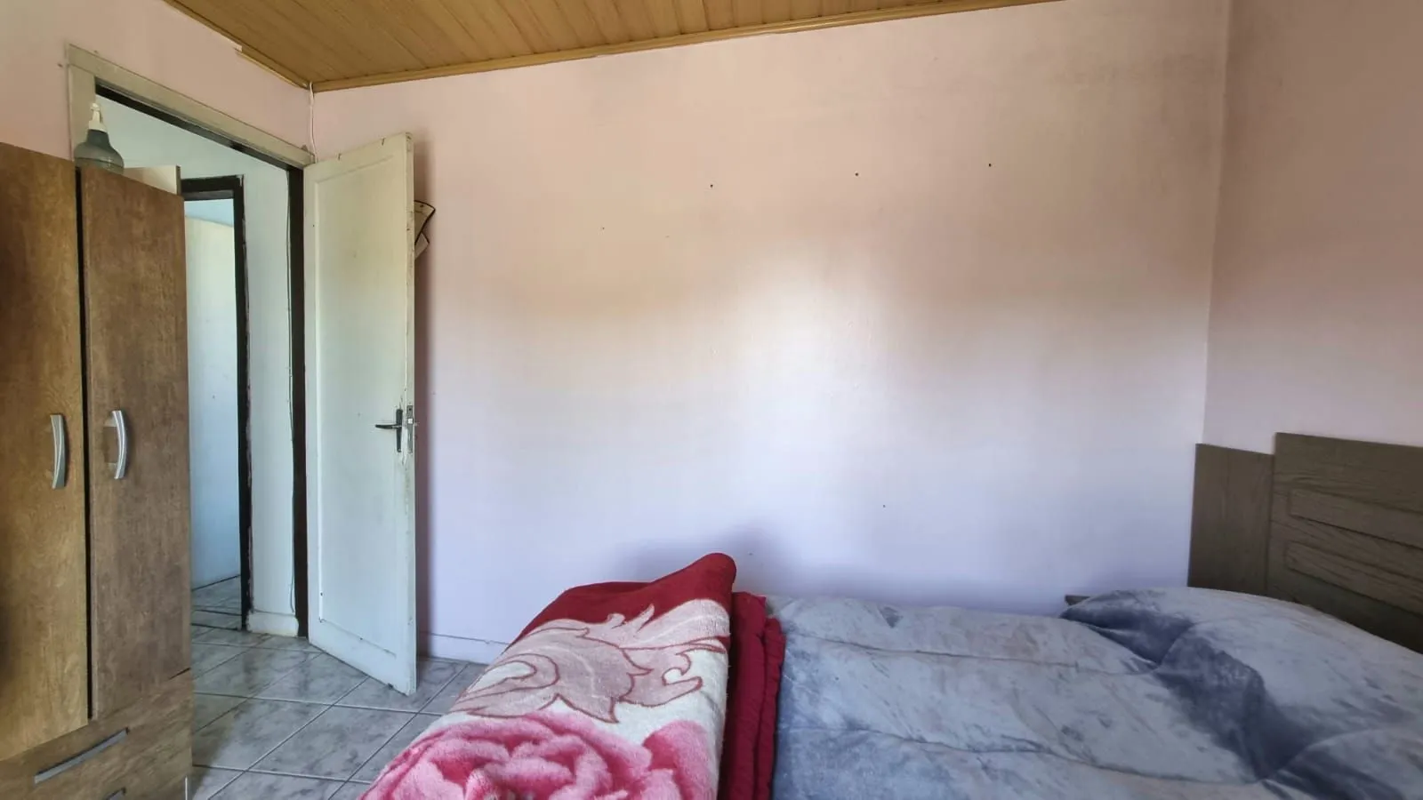 Imagem Casa Residencial de 2 pisos com 3 dormitórios , 2 banheiros + 1anexo com 2 aptos JKs , construído nos fundos do terreno no bairro Cidade Baixa/Azenha em Porto Alegre/RS.