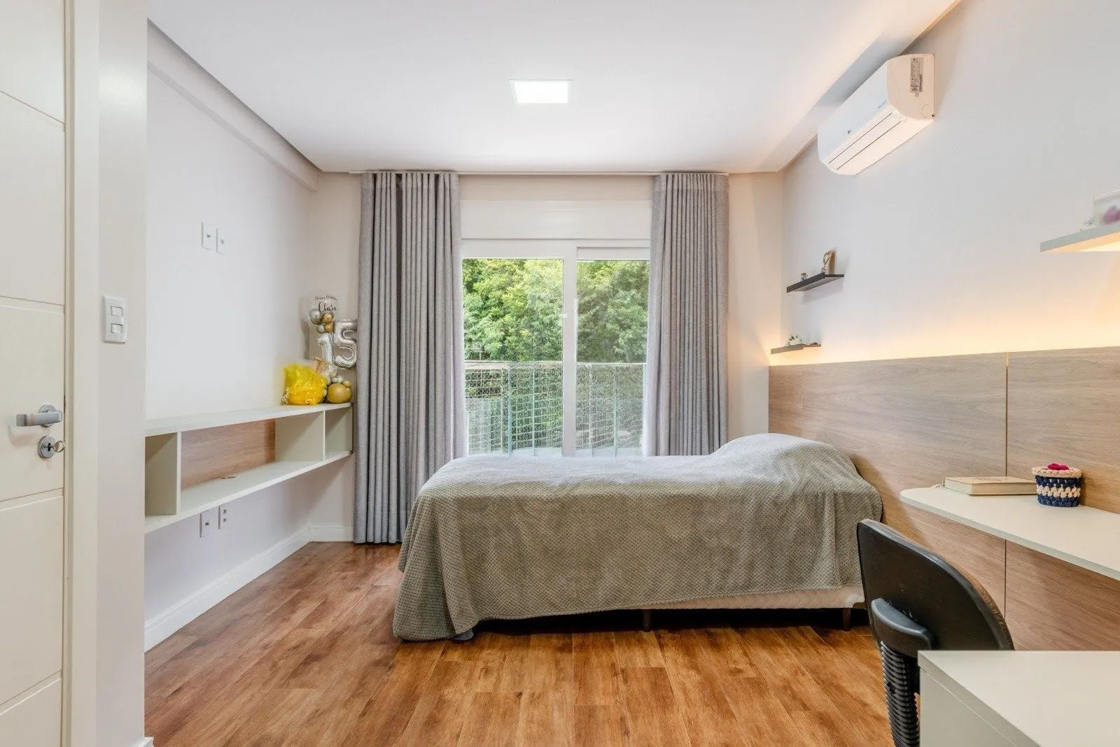 Imagem Casa em Condomínio com 228m² e 3 dormitórios, 1 suíte, 3 vagas no bairro Sarandi