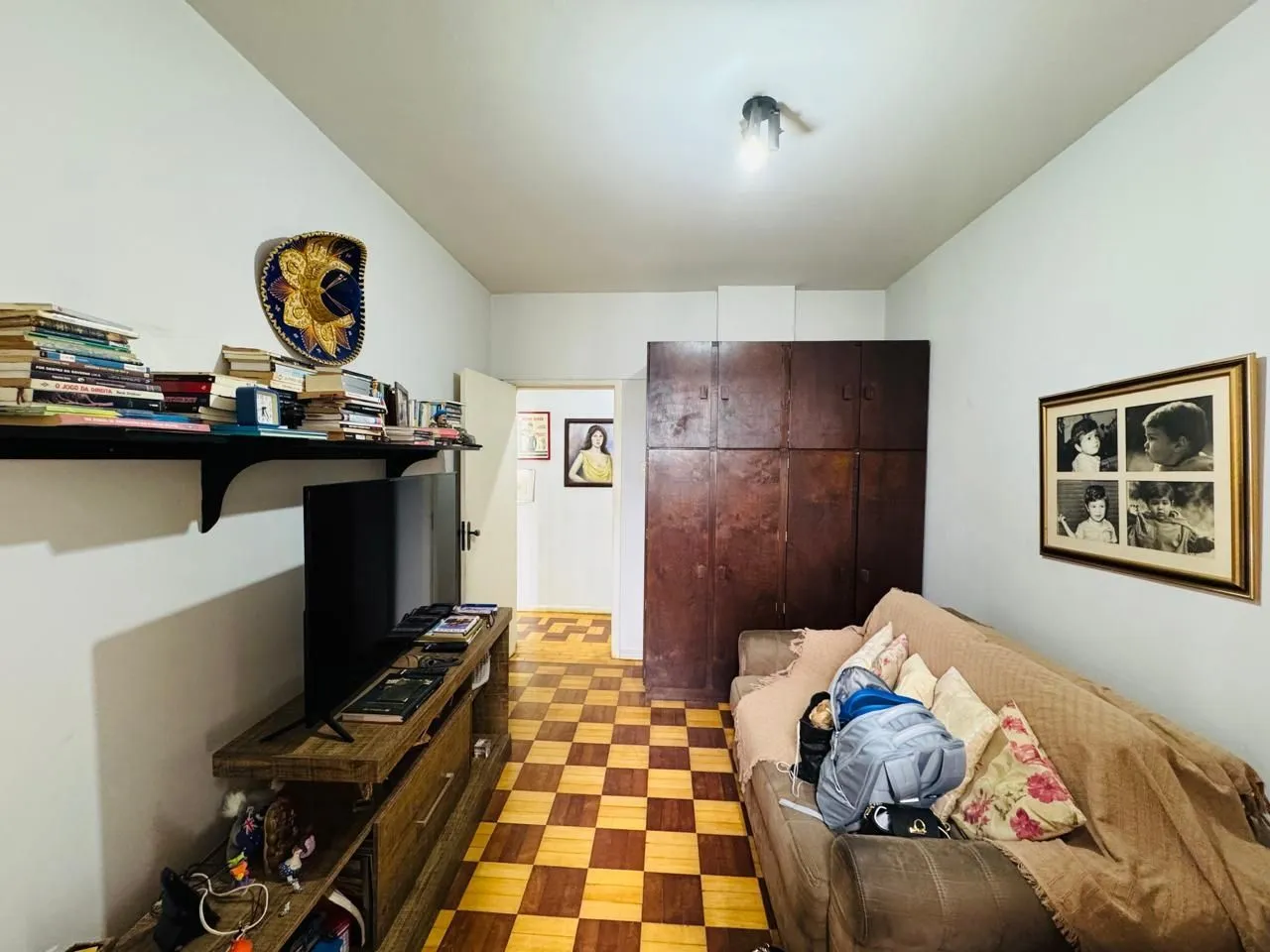 Imagem Apartamento Semimobiliado com 3 Dormitórios, 1 Suíte e Elevador