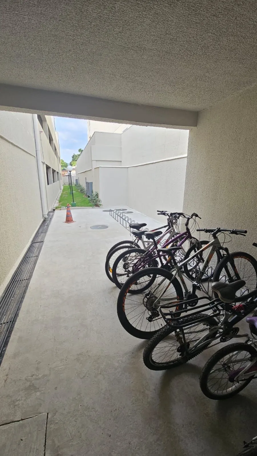 Imagem Apartamento 2 dormitórios , suíte , sacada com churrasqueira , 1 vaga de garagem coberta !