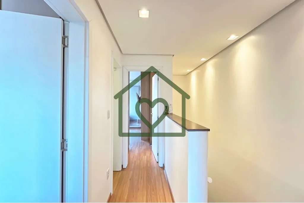 Imagem Este belo sobrado de 96m² oferece 3 dormitórios, incluindo 1 suíte com sacada. 
 A área social c...