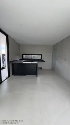 Imagem Espetacular Casa de Alto Padrão em Condomínio na Vila de Abrantes, Camaçari-BA: 5 Quartos, 5 Suítes, 3 Salas, 1 Banheiro, 4 Vagas, 310m² de Área. Venha Conferir!