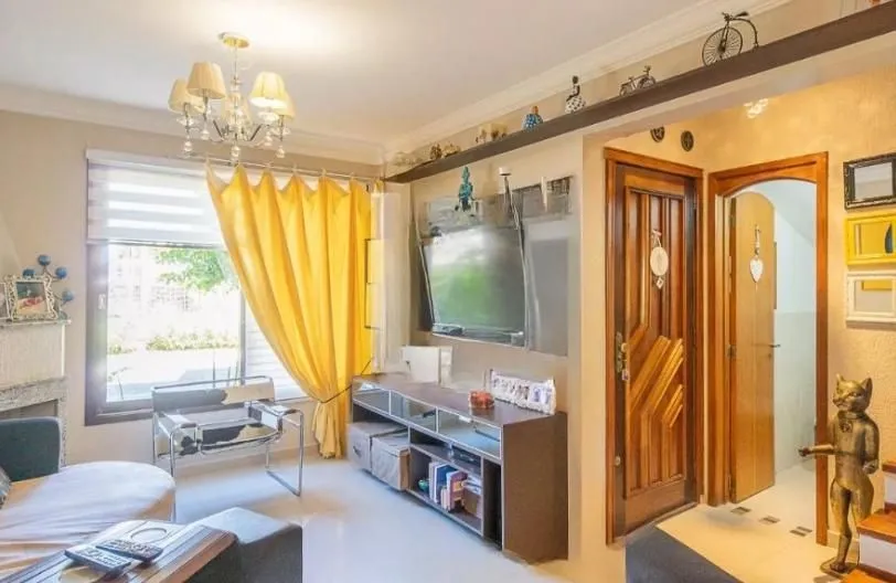 Imagem Linda casa com 3 dormitórios, sendo 1 Suíte, Sala Ampla no Condomínio de Ótima Localização