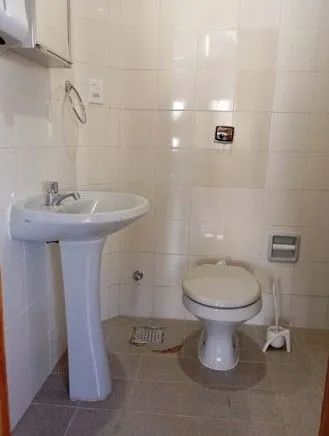 Imagem Oportunidade de Investimento. Sala Comercial para venda já locada no bairro Moinhos de Vento. Invista com segurança e rentabilidade imediata.