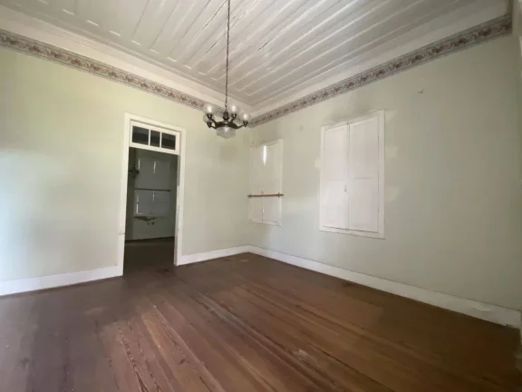 Imagem Casa Antiga, Bem Conservada e Espaçosa no bairro São José em Barbacena