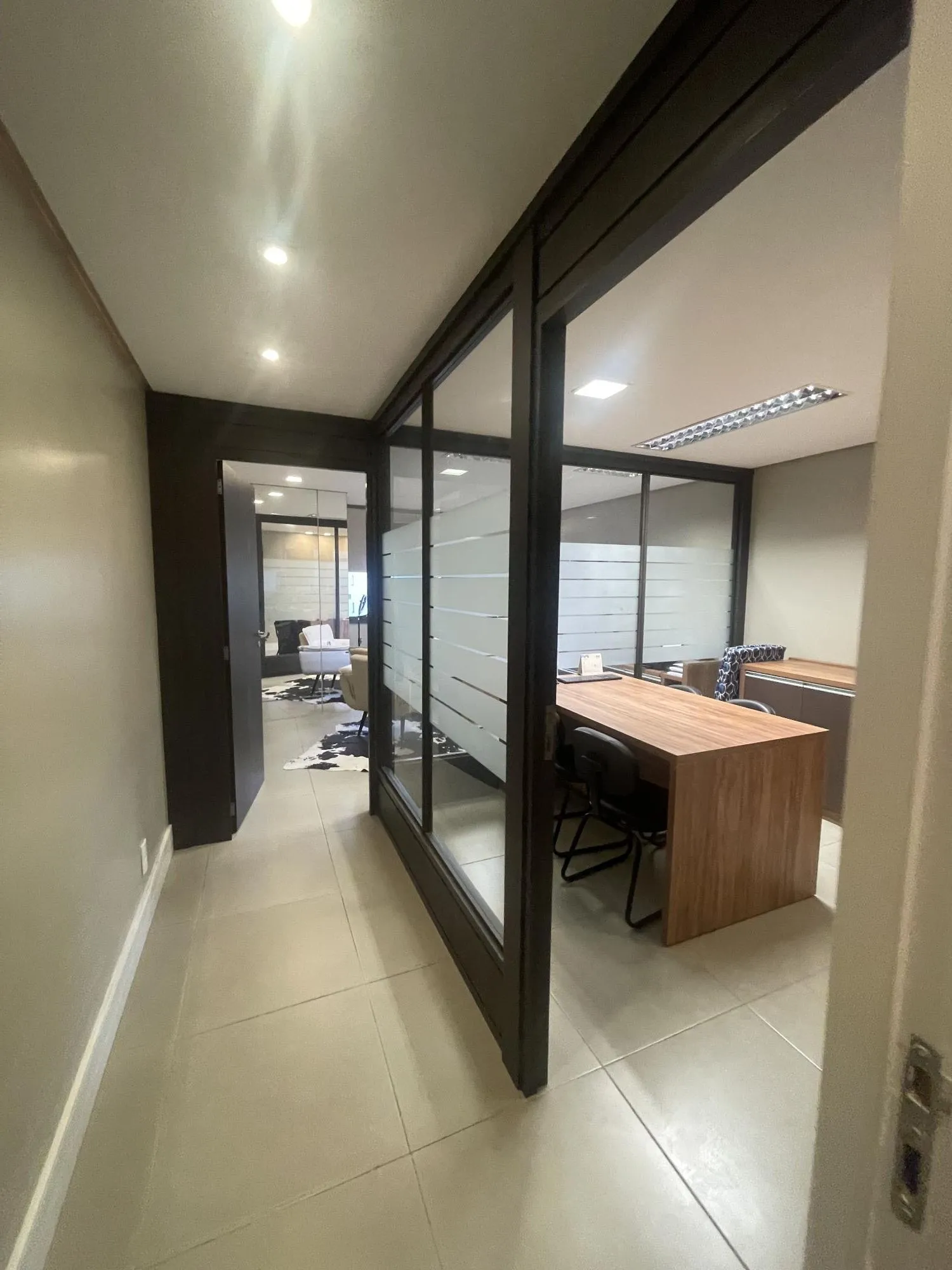 Imagem Ampla sala comercial com vaga de garagem escriturada
